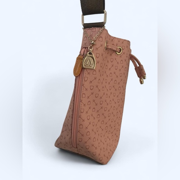 Pink leather drawstring bucket bag with gold hardware by WHY HarnessGlobal - Picture 4 of 8